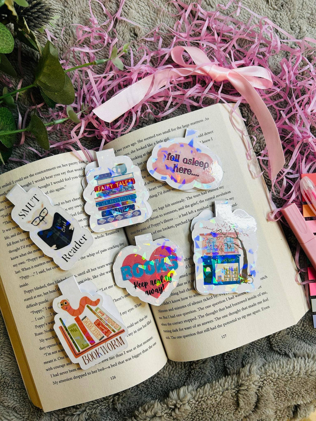 Serial Reader scream Horror-Inspired Magnetic Bookmark - Holographic Ghost Design